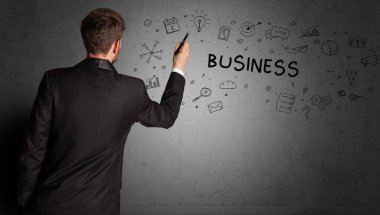 İş adamı yaratıcı bir fikir çiziyor.