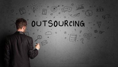 İş adamı yaratıcı bir fikir çiziyor.