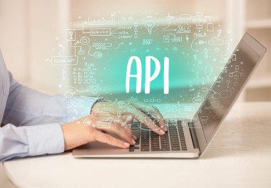 Eller yeni modern bilgisayarda çalışıyor.