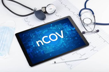 Tıbbi kısaltmalı bir tabletin yakın plan görüntüsü