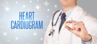 İlaç veren bir doktorun yakın çekimi.