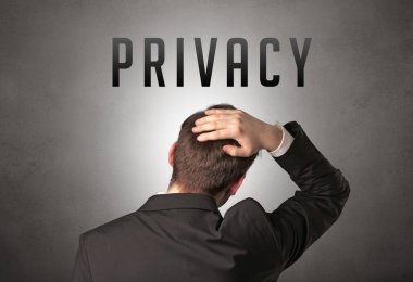 Üzerinde yazı olan bir iş adamının arka görünüşü