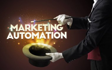 Sihirbaz sihir numarası yapıyor.