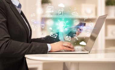 İşadamı yeni iş konseptiyle dizüstü bilgisayarda çalışıyor