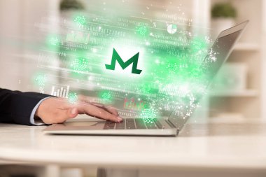 Genç adam dizüstü bilgisayardan borsayı izliyor.