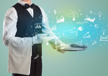 Smokinli yakışıklı garson para ikonlarını tepside tutuyor.