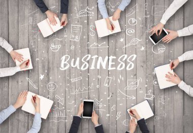 Ofiste çalışan bir grup iş adamı