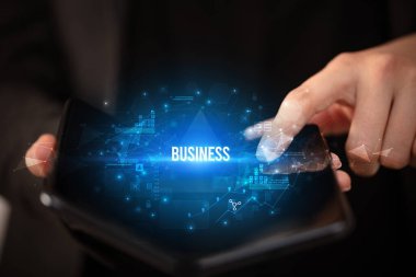 İş adamı katlanabilir bir akıllı telefon tutuyor, iş konsepti