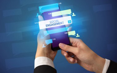 Sosyal medya kavramına sahip akıllı telefon kullanımı