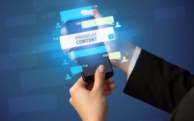 Sosyal medya kavramına sahip akıllı telefon kullanımı