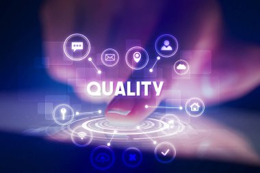 Web teknolojisi simgeleriyle tablete dokunmak