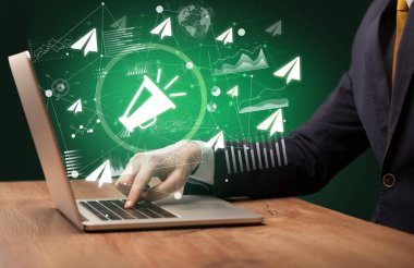 Dizüstü bilgisayarda çalışan iş adamı, başarılı iş konsepti