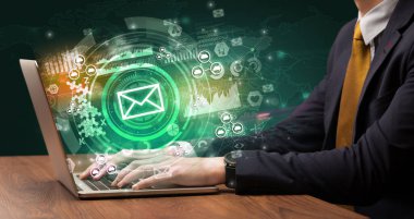 Modern bir dizüstü bilgisayarda el yazısı.