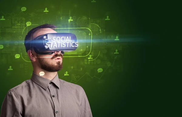 Üzletember a virtuális valóság szemüvegén, a közösségi média koncepcióján keresztül — Stock Fotó