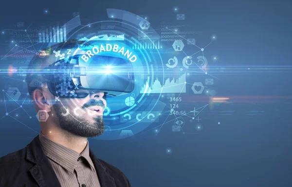 Zakenman op zoek naar VR-bril — Stockfoto