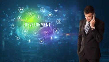 Modern teknolojiyi düşünen bir iş adamı.