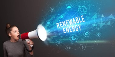 Megafonla bağıran genç kadın, teknoloji duyurusu konsepti.