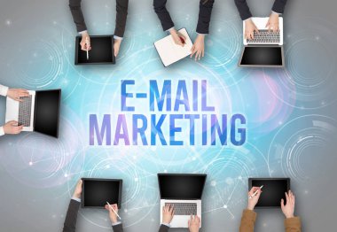 Bir dizüstü bilgisayarın önünde bir grup insan, güvenlik kavramı