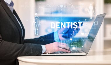 Doktor sağlık kontrolü yapıyor.