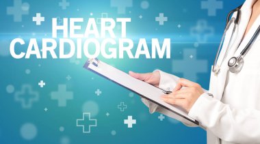 Doktor panoya notlar yazar.