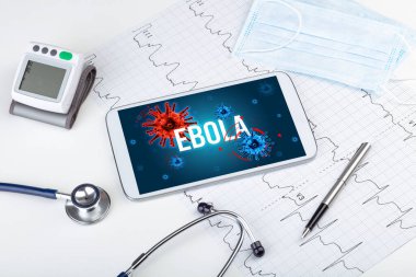 Beyaz yüzeyde tablet pc ve doktor araçları