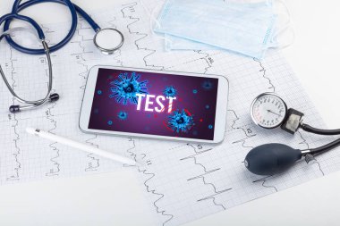 Beyaz yüzeyde tablet pc ve doktor araçları