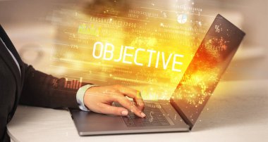 Dizüstü bilgisayarda çalışan iş adamlarının yakınlaşması