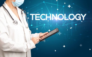 Doktor tıbbi kayıtları dolduruyor.