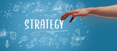 İşletme yazıtlarına işaret eden kırpılmış elin yakın çekimi