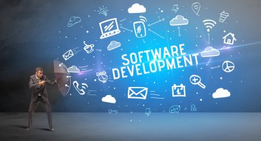 Şemsiyeyle savunma yapan iş adamı, modern teknoloji konsepti