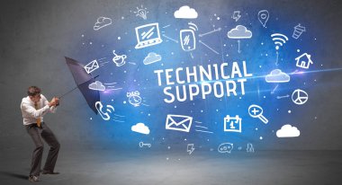 Şemsiyeyle savunma yapan iş adamı, modern teknoloji konsepti