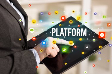 multimedya oynayan iş adamı