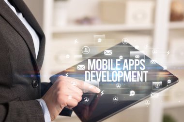 Modern teknoloji konseptini arayan bir tabletin yakın çekimi