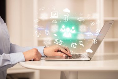 İşadamı yeni iş konseptiyle dizüstü bilgisayarda çalışıyor