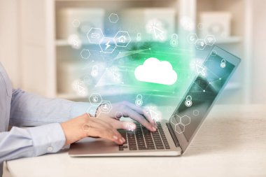 Bilgisayarda dijital simgelerle çalışan eller