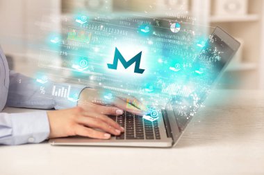 Genç adam dizüstü bilgisayardan borsayı izliyor.