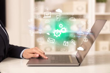 İşadamı yeni iş konseptiyle dizüstü bilgisayarda çalışıyor