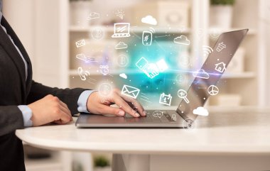 İşadamı yeni iş konseptiyle dizüstü bilgisayarda çalışıyor