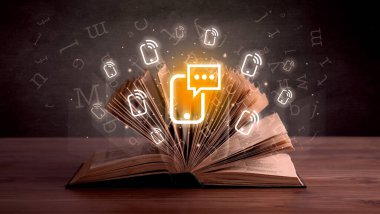 Yukarıda sosyal ağ simgeleri olan kitabı aç