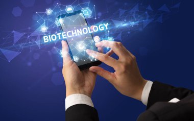 Teknoloji kavramına sahip akıllı telefon kullanımı