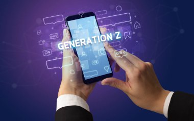 Sosyal medya kavramına sahip akıllı telefon kullanımı