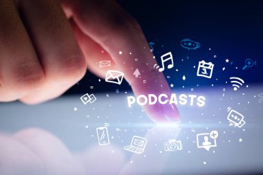 Sosyal medya simgeleri kavramlı parmak dokunuşu tableti