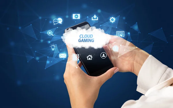 Hand med hjälp av smartphone med moln teknik koncept — Stockfoto