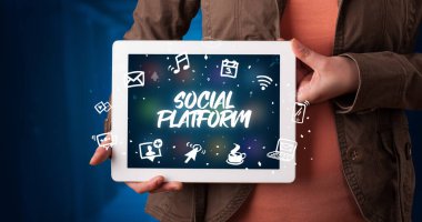 Tablet tutan kişi, sosyal ağ kavramı