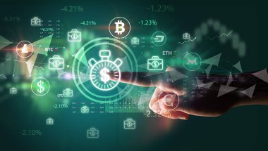 İş adamı multimedya dokunmatik ekranında para birimi simgesini elle itiyor