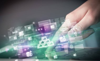 Tablet, para birimi kavramı kullanan bir elin yakın plan görüntüsü
