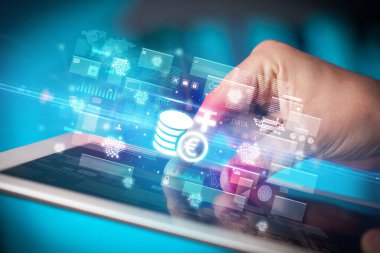 Tablet, para birimi kavramı kullanan bir elin yakın plan görüntüsü