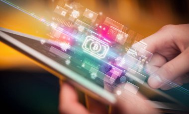 Tablet, para birimi kavramı kullanan bir elin yakın plan görüntüsü