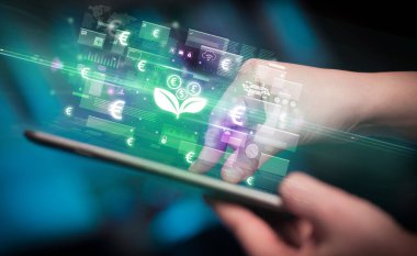 Tablet, para birimi kavramı kullanan bir elin yakın plan görüntüsü