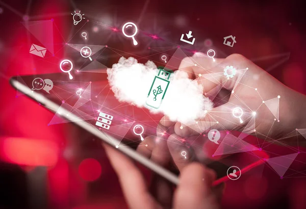 Close-up van een touchscreen met technologische iconen — Stockfoto